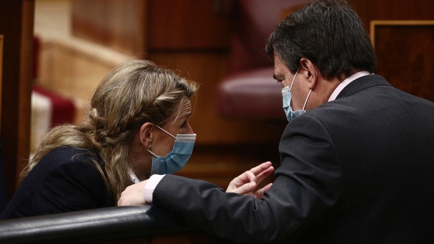 La ministra de Trabajo y Economía Social, Yolanda Díaz, conversa con el portavoz parlamentario del PNV, Aitor Esteban, en una sesión de Control al Gobierno en el Congreso de los Diputados, en Madrid, (España), a 24 de febrero de 2021. El pleno estará marcado por la intervención del presidente del Gobierno quien tendrá que responder a las preguntas de la oposición y dar cuenta del estado de alarma y leer más