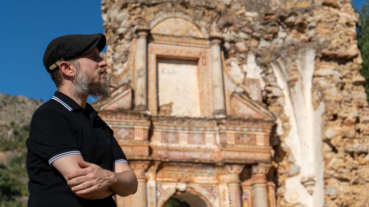 El historiador del arte José Luis Díaz en la ermita de la Encarnación (Extremadura).