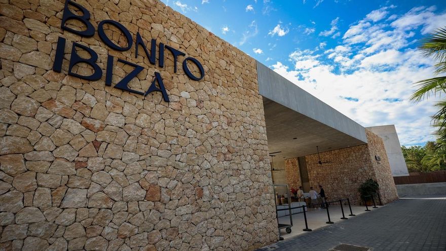 Els murs de formigó es barregen en el disseny arquitectònic de l'establiment amb murs de pedra vista.