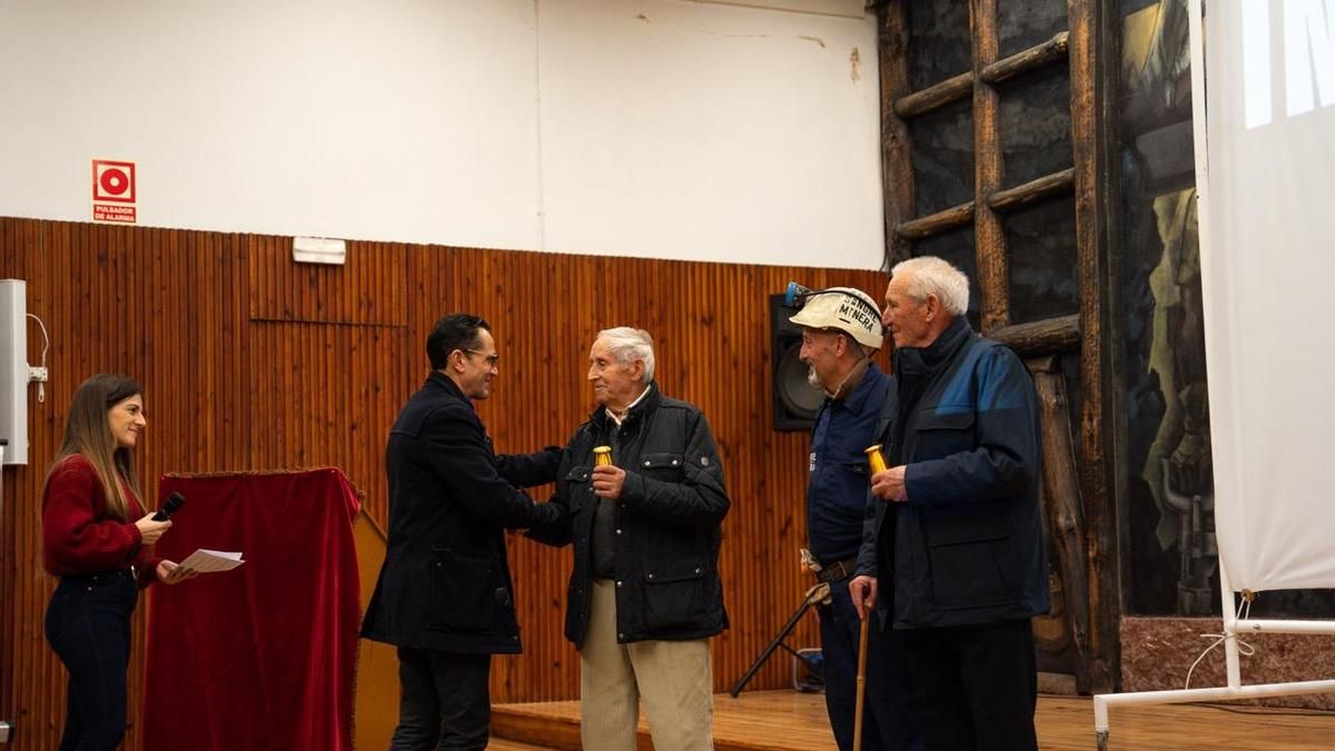 Sangre Minera estrena en La Robla procesión nocturna para honrar a Santa Bárbara