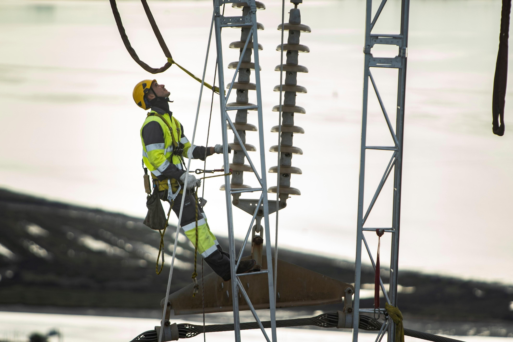 Un operario realiza labores de mejora y mantenimiento en la red eléctrica.