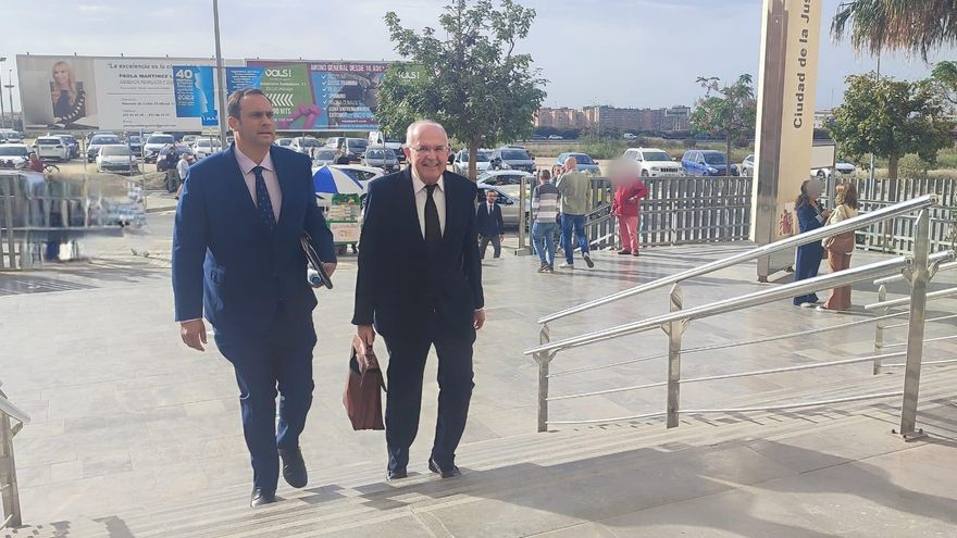 Archivo - El exgerente de Smassa, Manuel Díaz, y su abogado, José Carlos Aguilera, en una imagen de archivo.