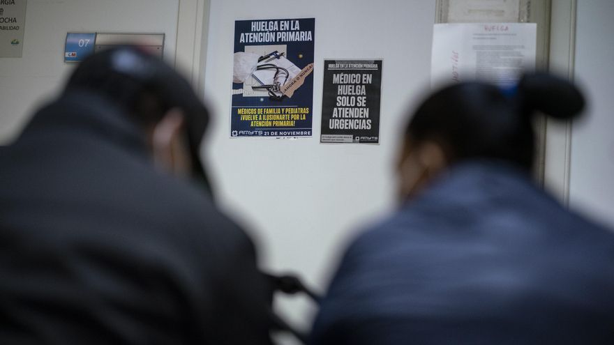 Una pareja con un bebé en la sala de espera del centro de salud Numancia, en Vallecas.