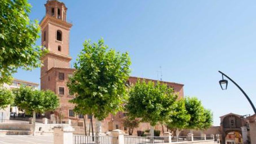 Aparatoso intento de robo en una iglesia de Calahorra: acceden desde el tejado, rompen una vidriera y descienden por el cableado eléctrico