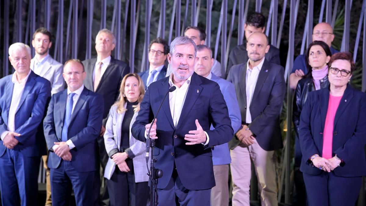 El presidente canario, Fernando Clavijo en la sede de Presidencia de la isla de Tenerife tras el encuentro con los siete grupos parlamentarios, los Cabildos, la FECAM, y las ONG para abordar el posicionamiento de Canarias en la Conferencia de Presidentes.