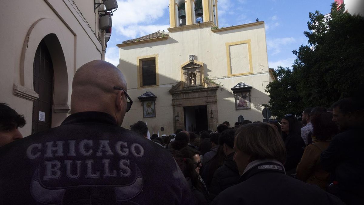 Esperando la salida de la Candelaria en San Nicolás
