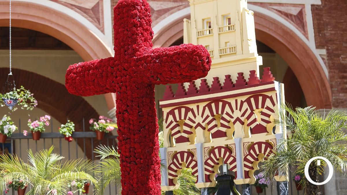 Cruz de mayo de la Hermandad del Huerto en el Compás de San Francisco