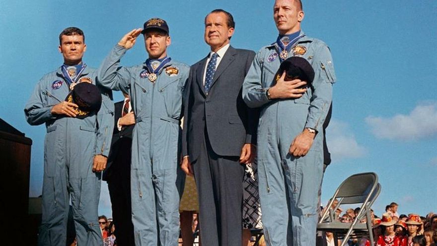 Fotografía cedida por la Administración Nacional de la Aeronáutica y del Espacio (NASA) donde aparece el presidente estadounidense, Richard Nixon (2d), mientras posa junto a los astronautas miembros de la tripulación principal de la misión de aterrizaje lunar del Apolo 13, el comandante James A. Lovell Jr. (2i); el piloto del módulo de comando, Fred W. Haise Jr. (i), y el piloto de módulo, John L. Swigert Jr., durante una ceremonio de saludo de bandera en la Base de la Fuerza Aérea Hickam en Hawai.