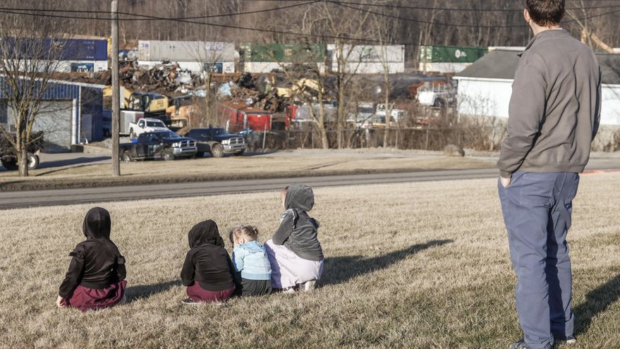 Los vecinos de las zonas cercanas al accidente del tren en Ohio se sienten olvidados: “Nadie va a venir a salvarnos"
