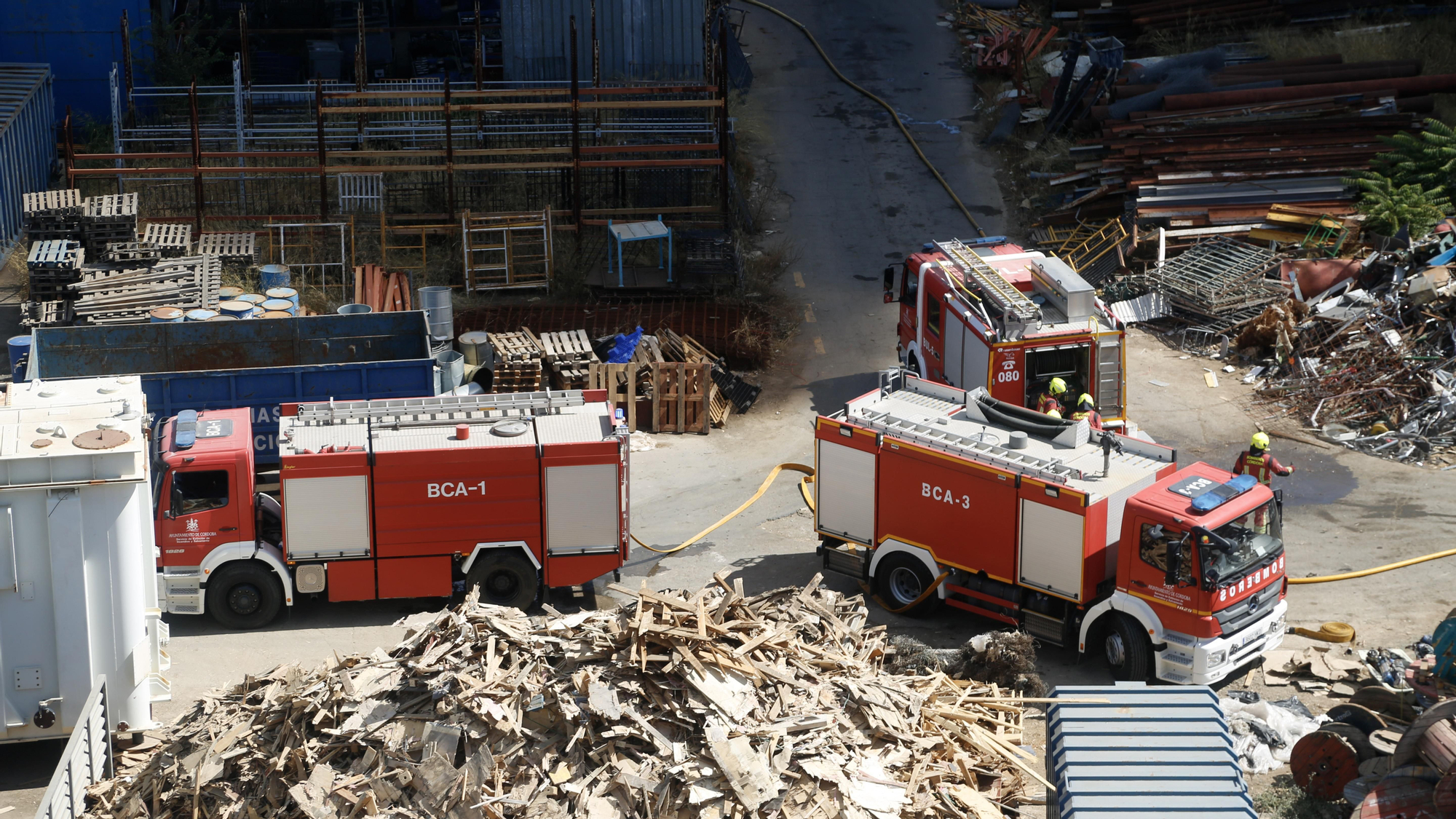 Los bomberos acuden a sofocar un aparatoso incendio de chatarra en los terrenos de la empresa Solanas