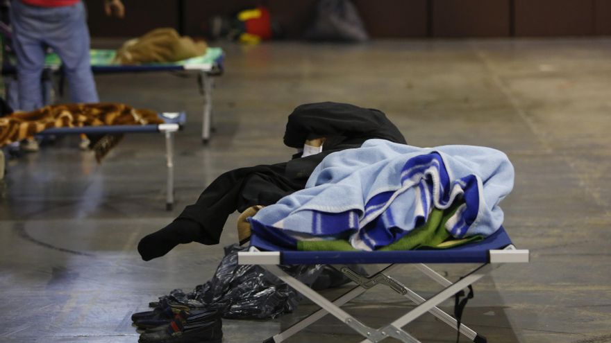 Archivo - LLegada de  personas sin hogar al Palacio de deportes de Granada el 27 de marzo del 2020. Archivo.