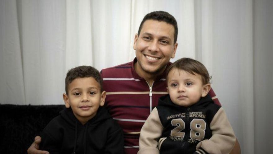 El marido de Dina, Bilal, ya fallecido, junto a sus hijos Abdul y Omar, quienes permanecen en Nuseirat con su madre