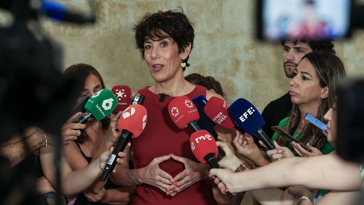 La ministra de Inclusión, Seguridad Social y Migraciones, Elma Saiz, atiende a los medios tras mantener una reunión con los responsables de la Dirección General de Gestión Migratoria del Ministerio para presentar el resultado de la operación humanitaria a menores gazatíes enfermos.