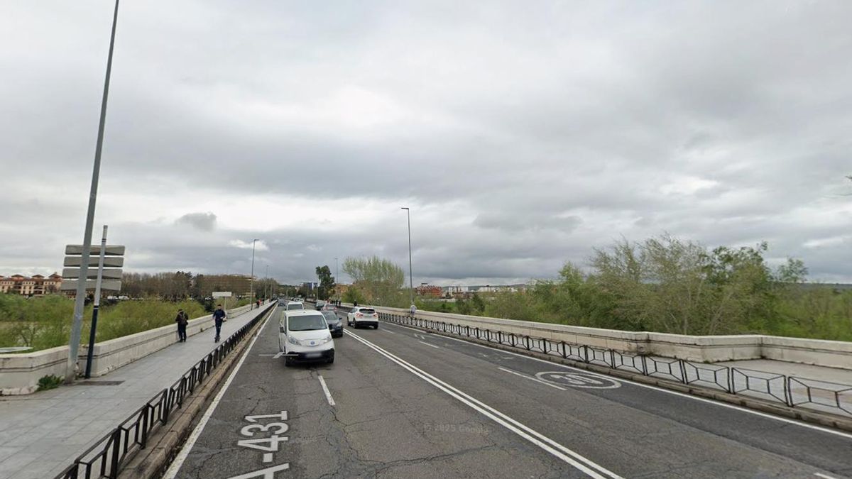 Puente de San Rafael. Transitar en bicicleta de un margen a otro del río Guadalquivir no es tarea fácil