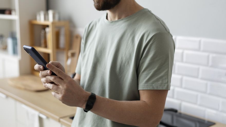 Síndrome del ‘text neck’: los problemas que mirar el móvil en una mala postura puede provocar