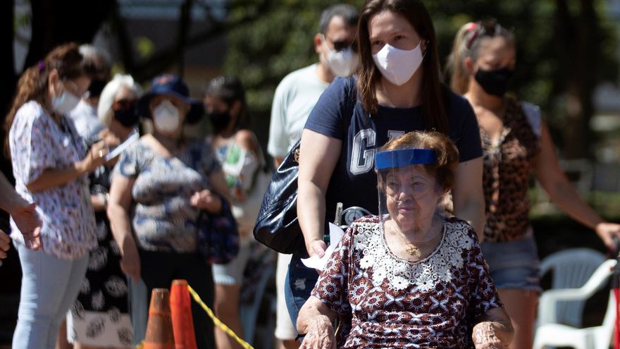 Grupos de personas esperan para recibir la vacuna contra la Covid-19 hoy, en Brasilia (Brasil). La Secretaría de Salud de Brasilia inició en diferentes puntos de la ciudad otra etapa de vacunación contra la Covid-19, exclusiva para personas de 80 años o más. EFE/ Joédson Alves