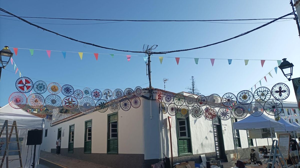 Las roseteras de la Asociación Tomasita engalanan las calles de Arona, en Tenerife, para celebrar el Día de las Tradiciones.