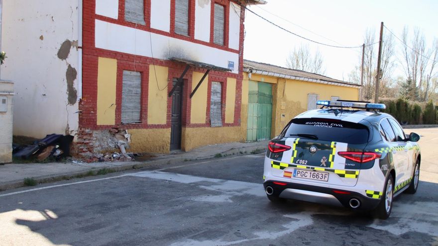 Una patrulla de la Guardia Civil realizando el atestado.