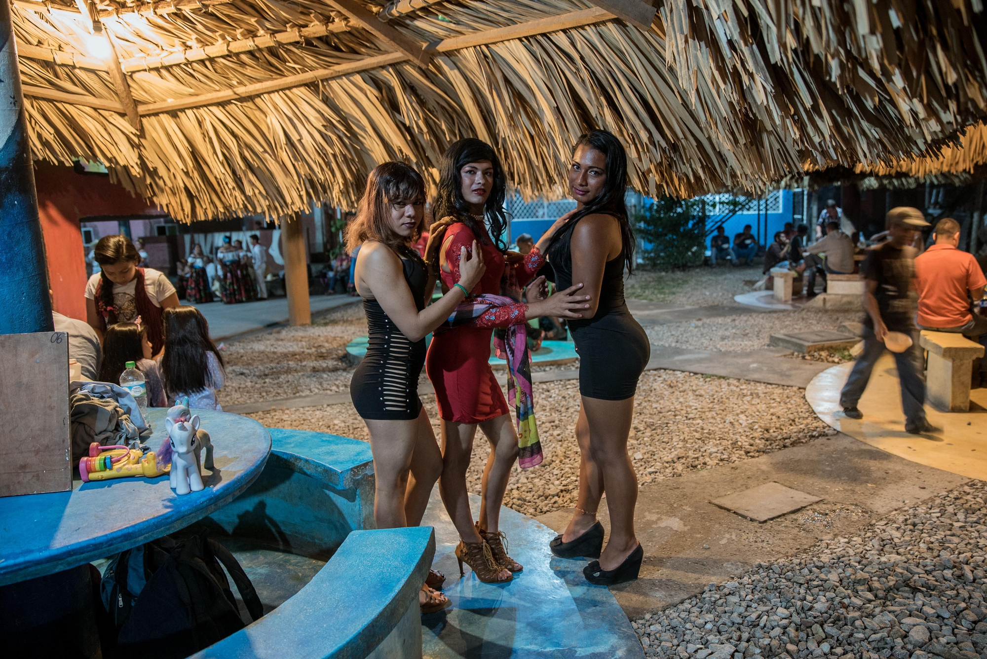 Unas chicas transexuales posan para la foto en el refugio de migrantes de Tenosique. La comunidad LGBTI es más vulnerable y corre más riesgo de sufrir abusos tanto en sus países de origen como durante la ruta. En muchos refugios cuentan con espacio propio para que se sientan más seguras. No en vano, muchas de ellas son víctimas de acoso sexual en sus países de procedencia y en el tránsito por México. Fotografía: Marta Soszynska / MSF