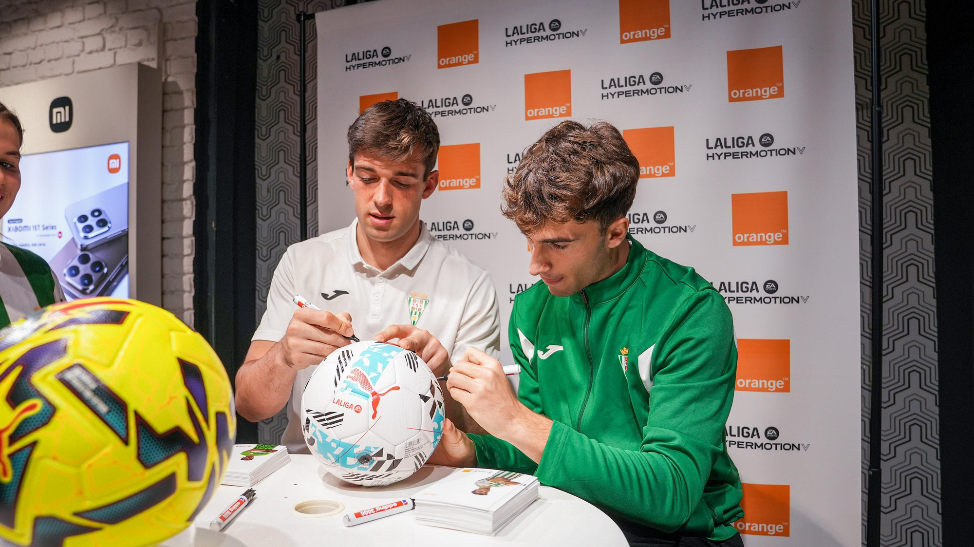 Mikel Goti e íker Álvarez firman autógrafos a los aficionados del Córdoba CF