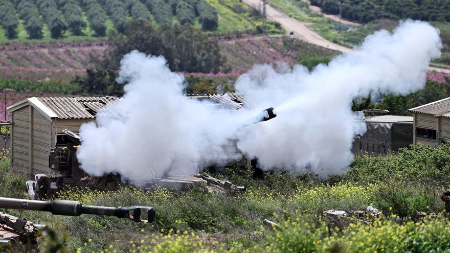 Una unidad de artillería dispara desde Israel al otro lado de la frontera con Líbano, el 27 de marzo de 2026.