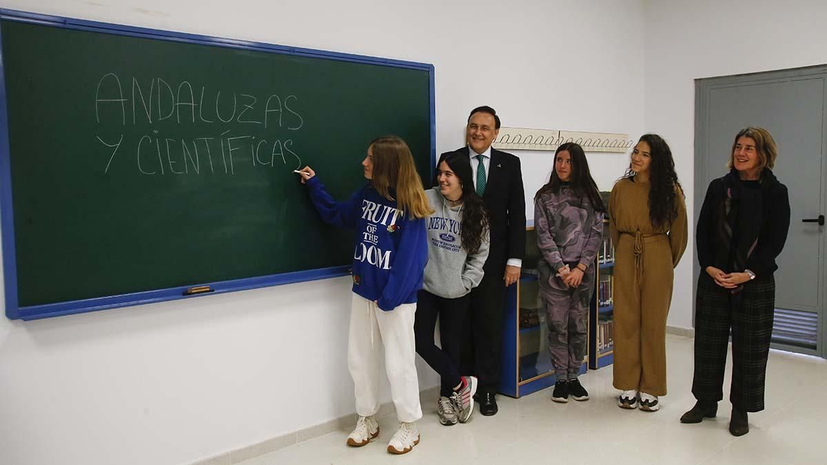 José Carlos Gómez Villamandos en una visita al IES Casiana Muñoz