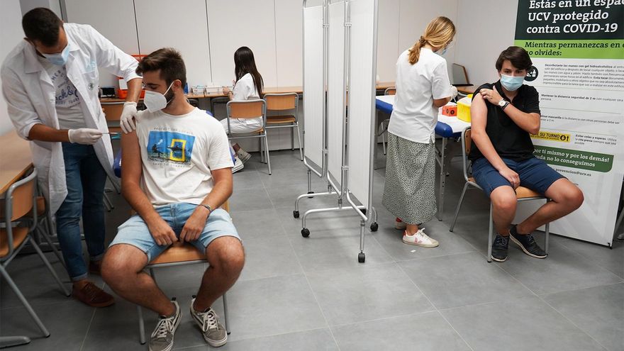 Los jóvenes comienzan a vacunarse: los retos de alcanzar a la población con menos riesgo y mayor incidencia