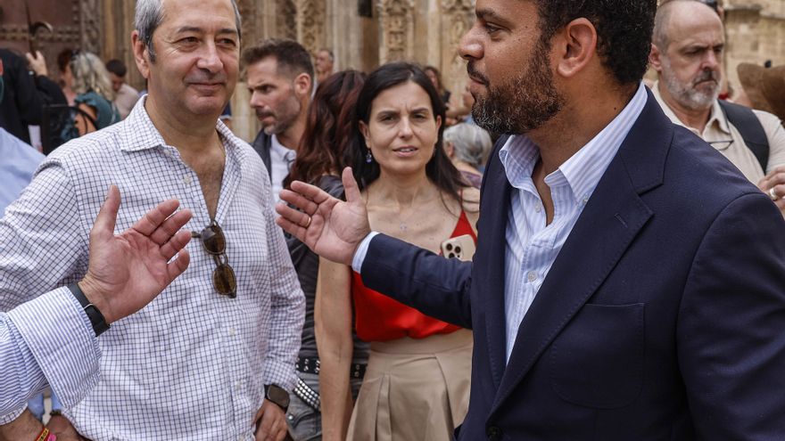 El ex conseller Vicente Barrera (i) y el secretario general de Vox, Ignacio Garriga (d), durante la Jornada de Portavoces Autonómicos sobre Presupuestos 2025, organizada por el grupo parlamentario Vox Cortes Valencianas