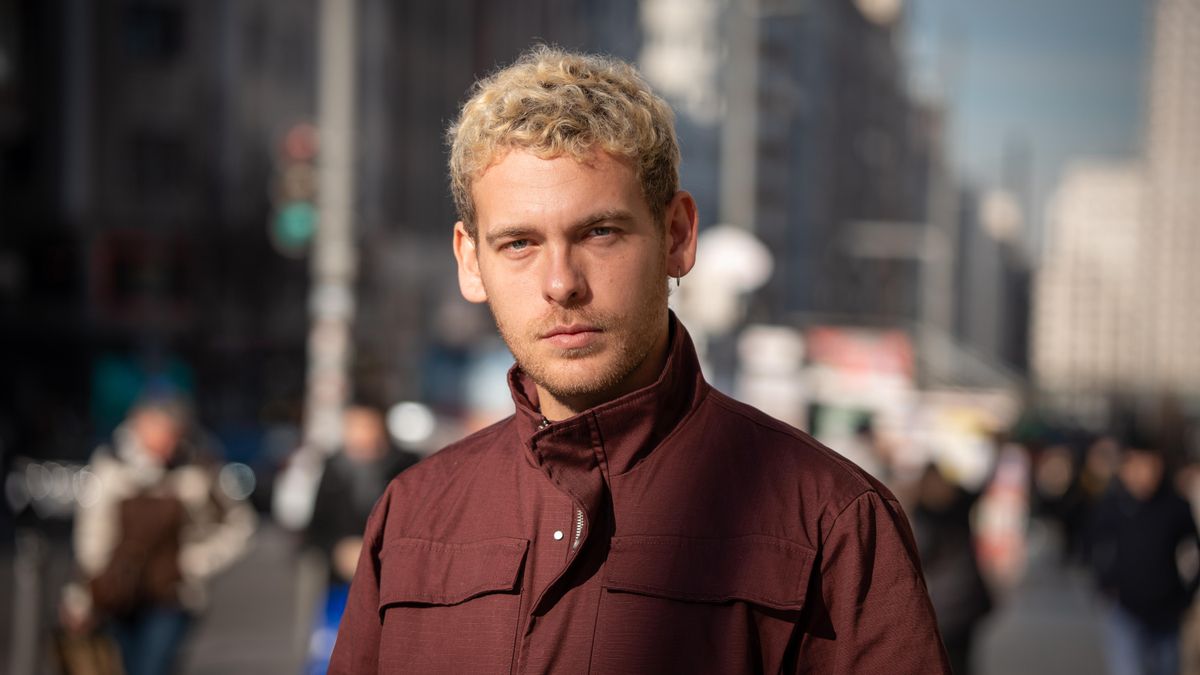 Hens, el artista que canta sobre las mudanzas de una “generación que pelea para conseguir independizarse”