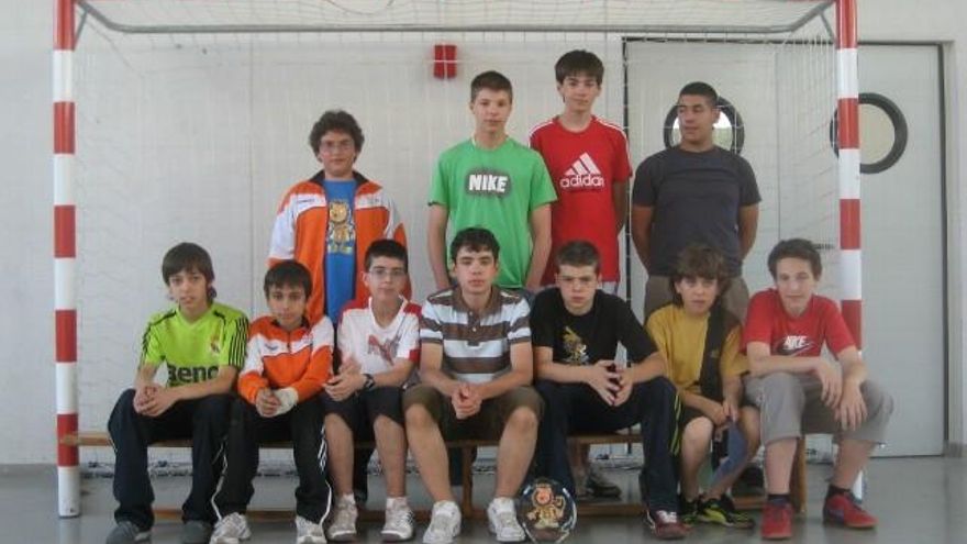 Javier González Teijón, en el equipo de balonmano de Villablino en 2007, campeones de los Juegos Escolares.