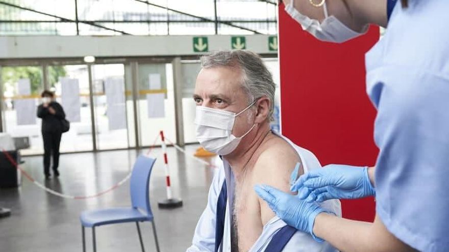 Urkullu recibe la primera dosis de la vacuna de Pfizer contra la COVID-19