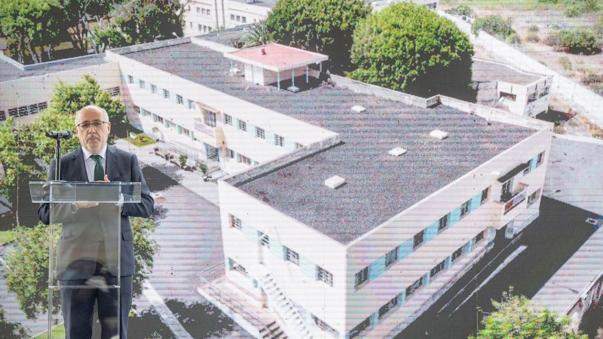 Antoni Morales, frente a una fotografía del antiguo psiquiátrico de Tafira, durante la presentación del proyecto del nuevo centro sociosanitario