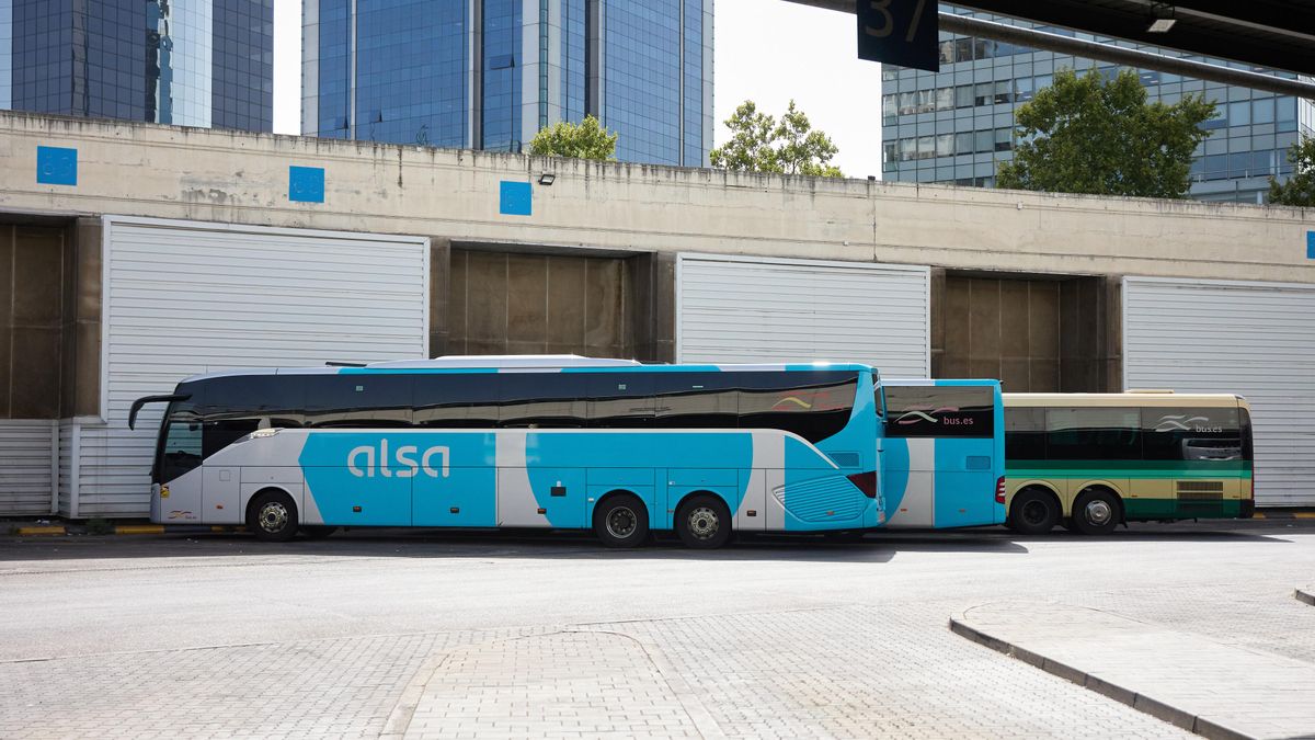 Autobuses de Alsa aparcados en la estación de autobuses Madrid-Sur