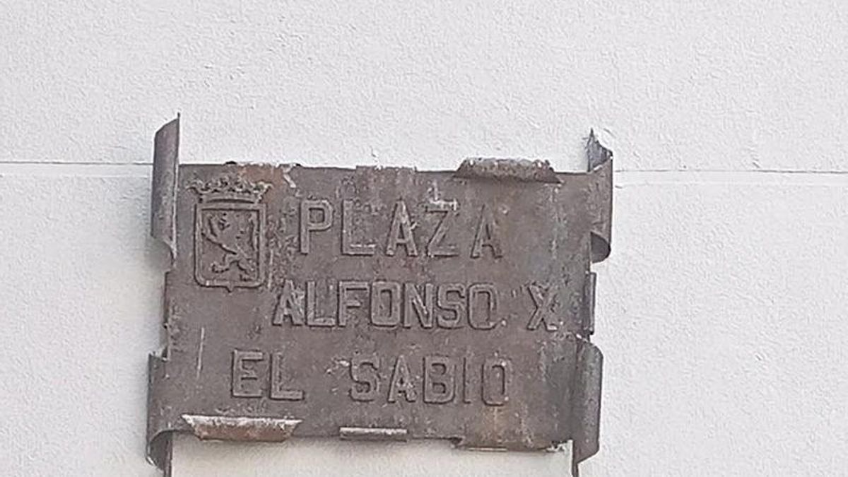 Placa de la plaza Alfonso X el Sabio, en Villablino. 