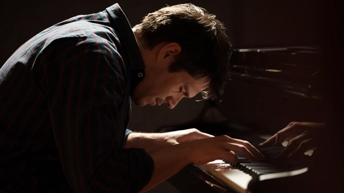 El actor  François Civil (Mathías) interpreta en persona a Bach