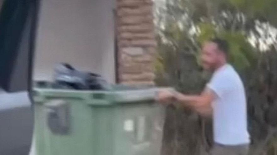 Cazan a un alcalde granadino volcando un contenedor de basura en el pueblo vecino
