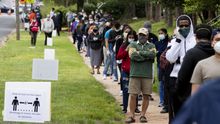 Decenas de personas hacen cola para hacerse tests de coronavirus gratuitos y sin prescripción en Virginia.