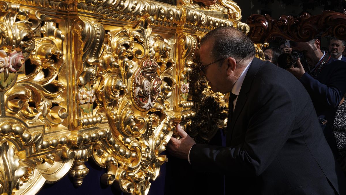 Llamando a los costaleros por los respiraderos del misterio de las Cigarreras