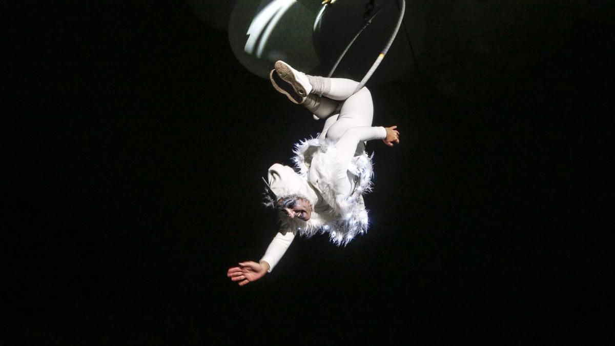 Espectáculo aéreo en la plaza de la Corredera