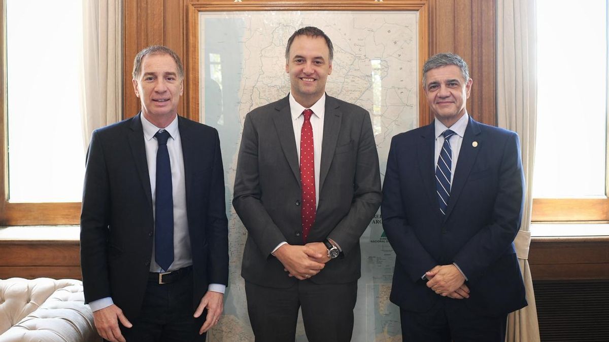 Diego Santilli y Manuel Adorni junto al jefe de gobierno porteño Jorge Macri.