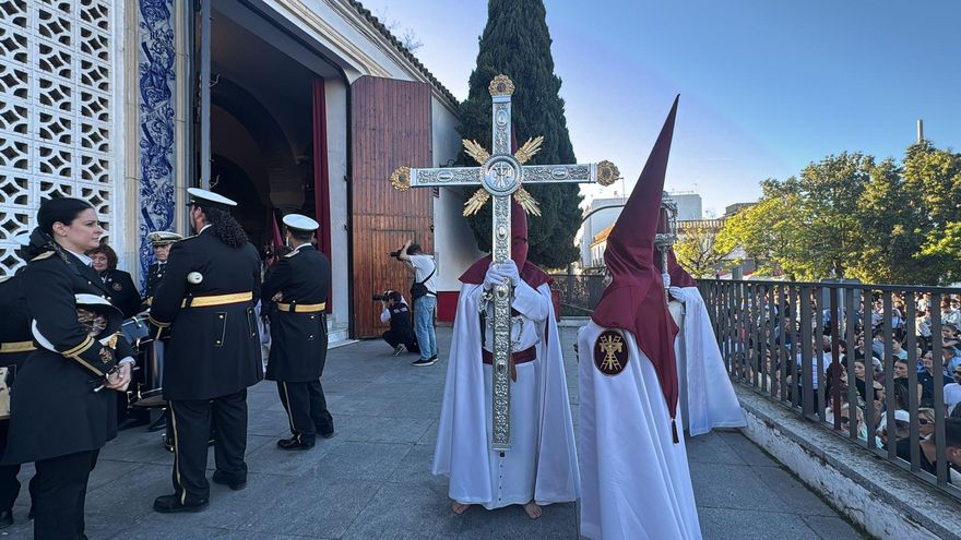 Salida de la Cruz de Guía del Descendimiento.