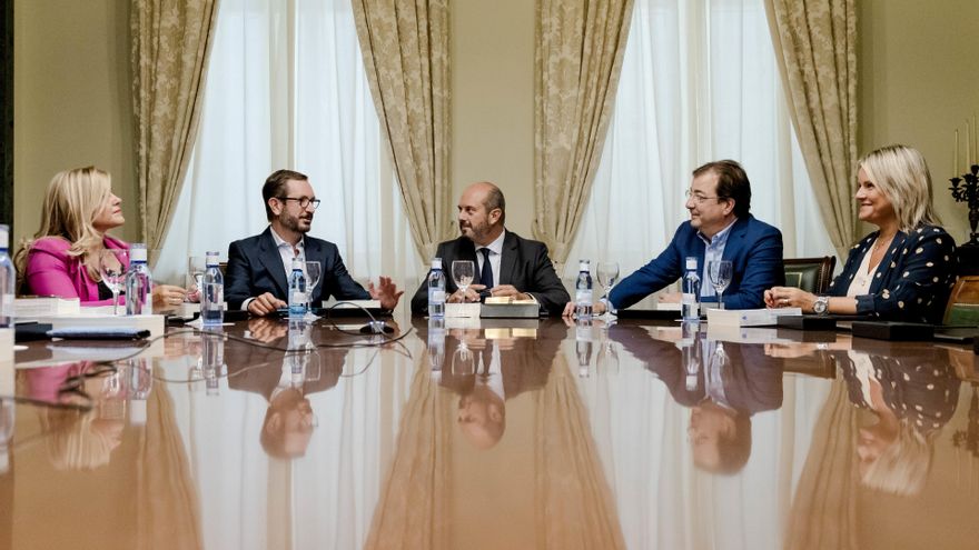 Archivo - (I-D) La secretaria primera de la Mesa del Senado, Eva Ortiz; el vicepresidente primero, Javier Maroto; el presidente en el Senado, Pedro Rollán; el vicepresidente segundo de la Mesa, Guillermo Fernández Vara y la secretaria segunda, María Mar B