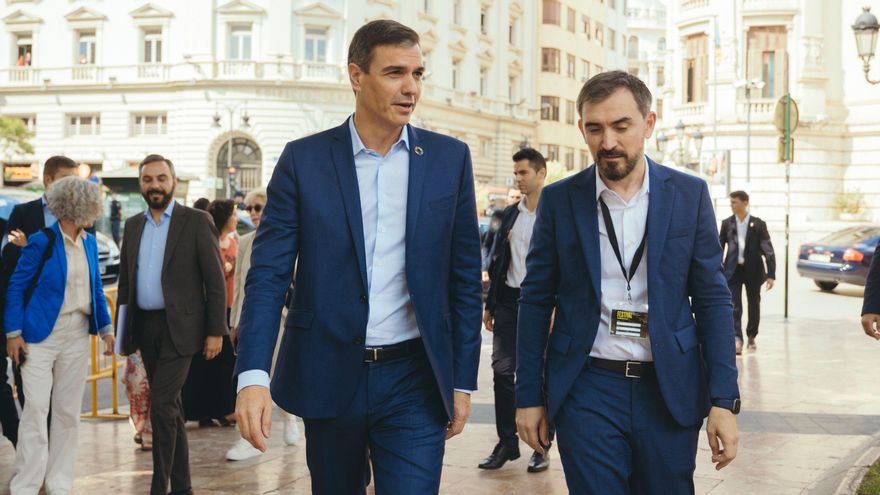 El presidente del Gobierno, Pedro Sánchez, junto al director de elDiario.es, Ignacio Escolar.