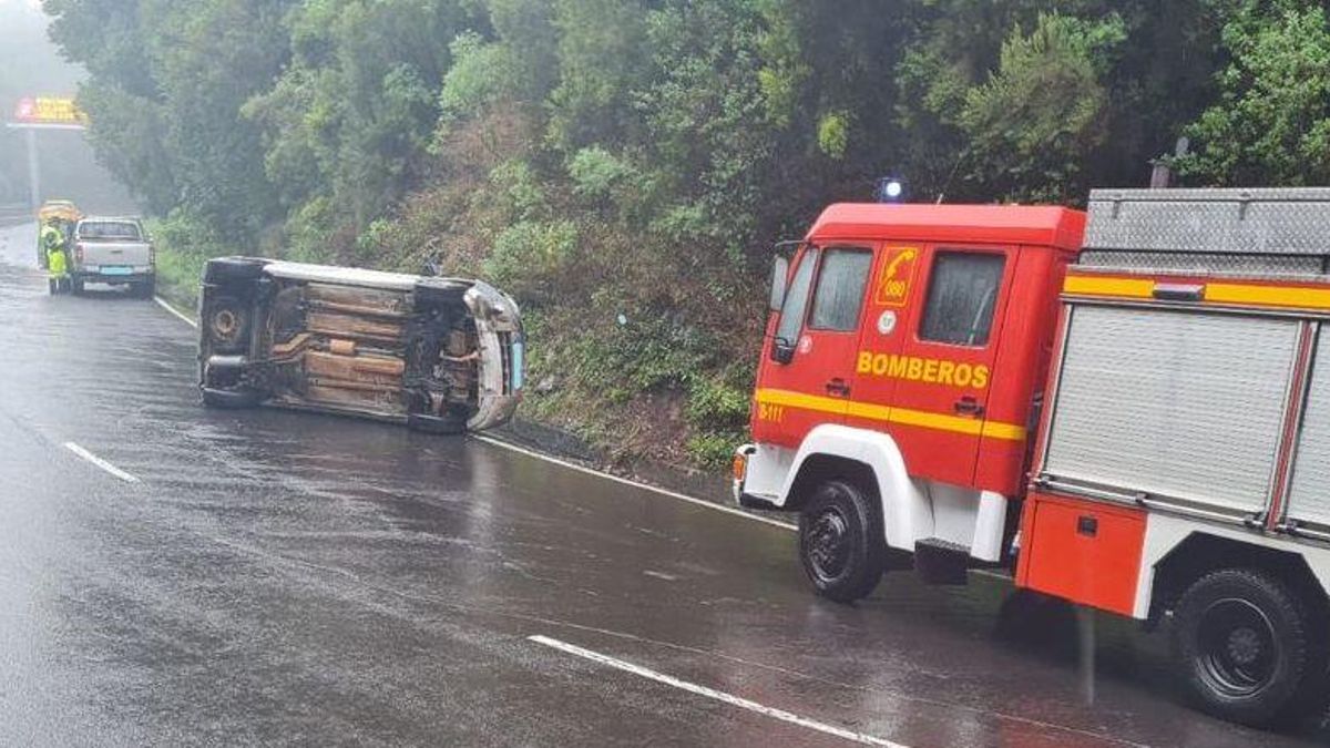 El vehículo tras volcar en la carrera de La Cumbre. BOMBEROS LA PALMA