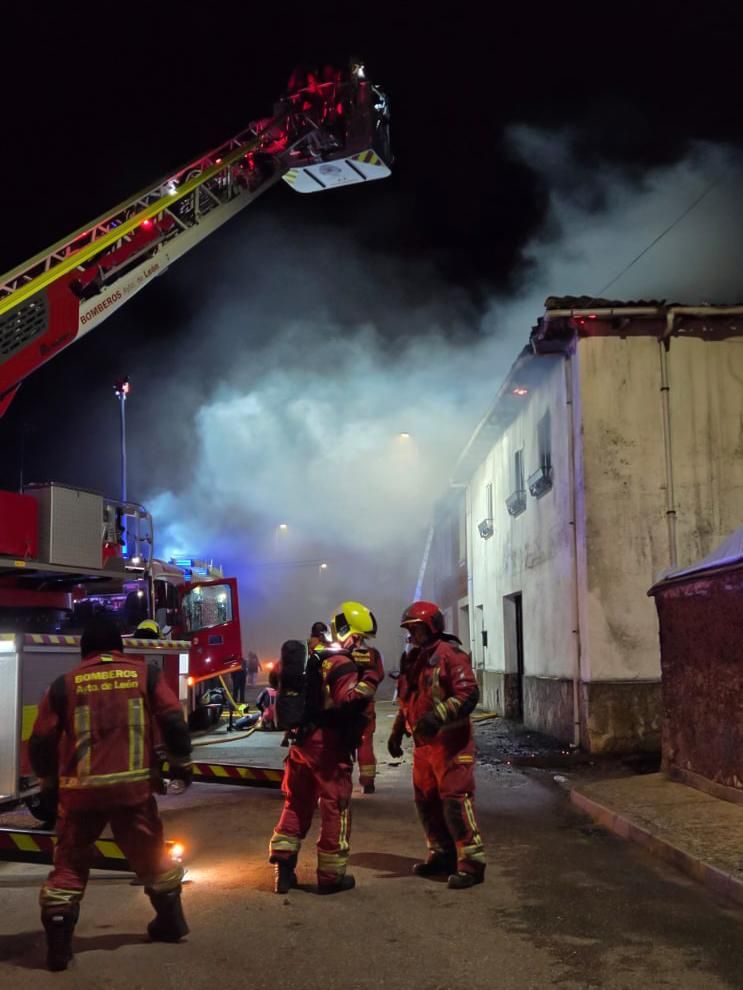 Sofocando las llamas en una vivienda de Chozas de Arriba,