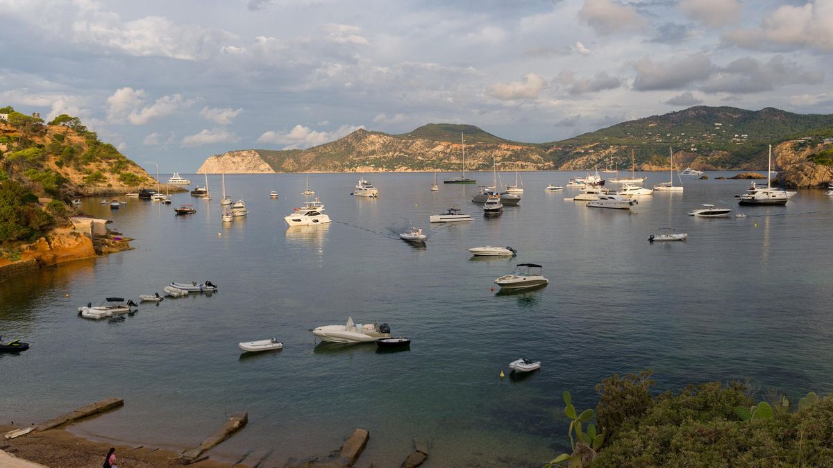 Barcos fondeados en la cala de Porroig es una zona de gran valor ecológico gracias a los fondos marinos, formados por praderas de posidonia.
