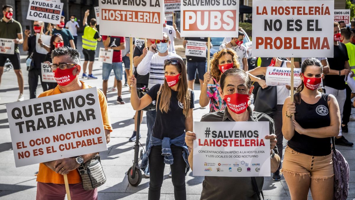 Concentración de empresarios y trabajadores de la hostelería y el ocio nocturno en València