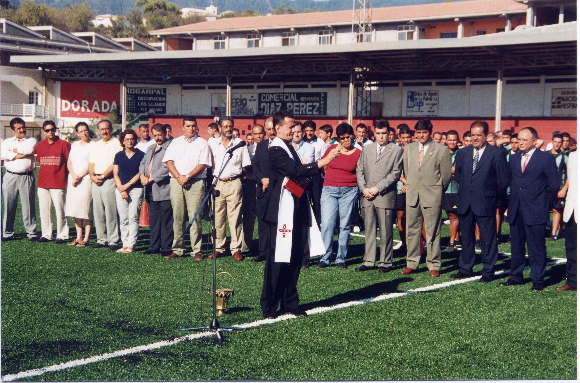 Acto de bendición e inauguración oficial del césped artificial. 30 de julio de 2003.  Archivo CVLH