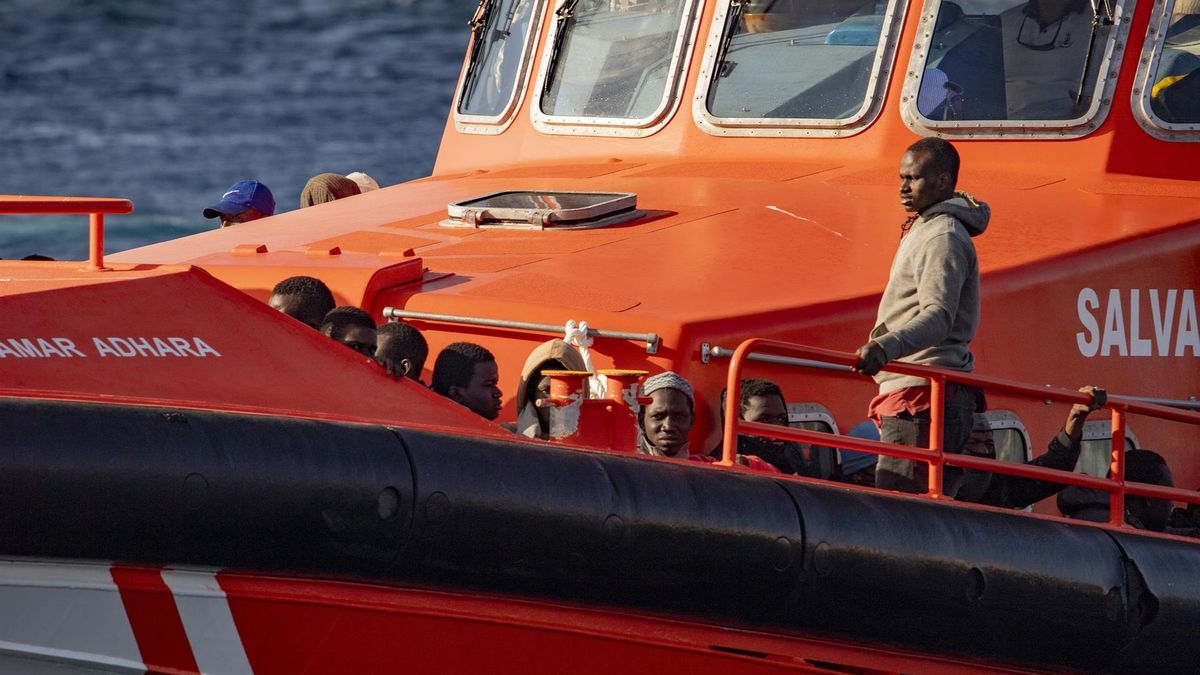 Una lancha de Salvamento Marítimo tras el rescate de un cayuco a su llegada al Puerto de la Restinga, a 3 de diciembre de 2024, en El Hierro, Santa Cruz de Tenerife, Tenerife, Canarias (España)