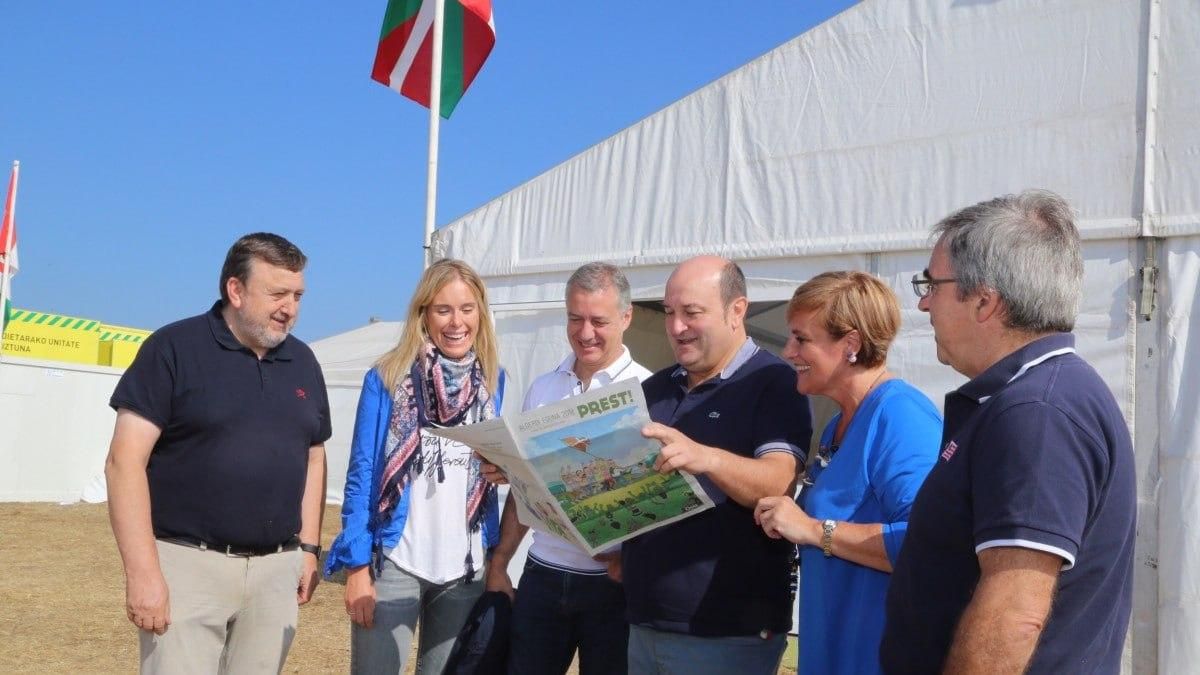 2018. Delante de una carpa en el Alderdi Eguna leyendo 'Deia'.